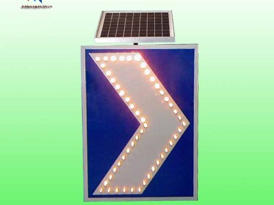 弯道线形诱导标志牌 太阳能发光标志牌交通设施厂家
