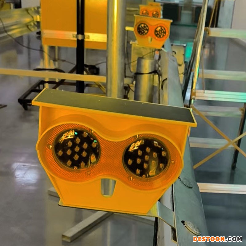 护栏太阳能警示灯